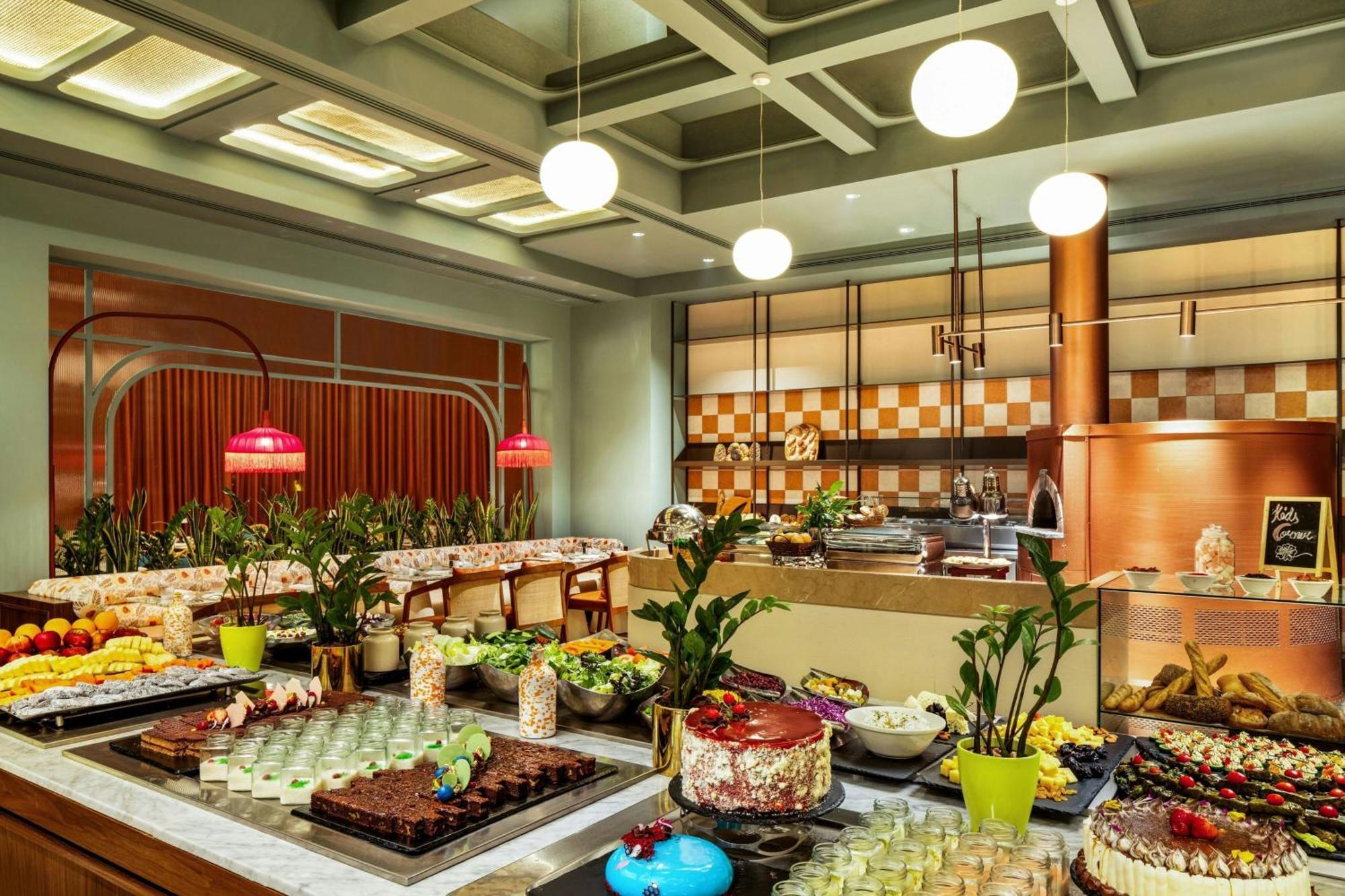 아즈만 사라이, 어 럭셔리 컬렉션 리조트, 아즈만 아지만 외부 사진 The buffet at the hotel